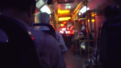 2K实拍公交车夜晚情绪镜头视频的预览图